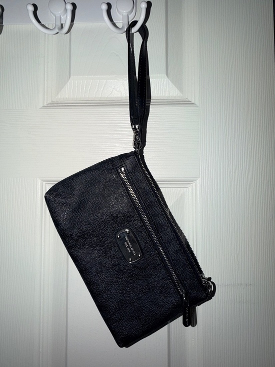 Michael Kors Handbags - Michael Kors Wristlet